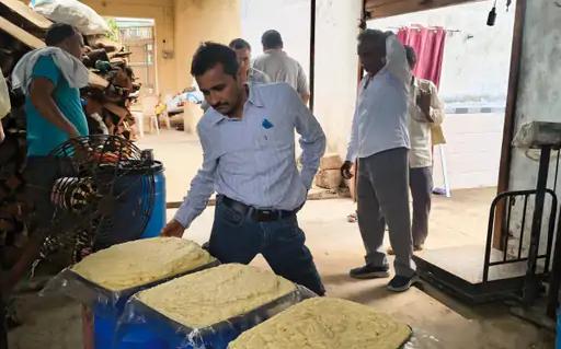 मुरैना में खाद्य सुरक्षा विभाग की बड़ी कार्रवाई, तीन डेयरियों से भारी मात्रा में मावा, घी और पनीर जब्त