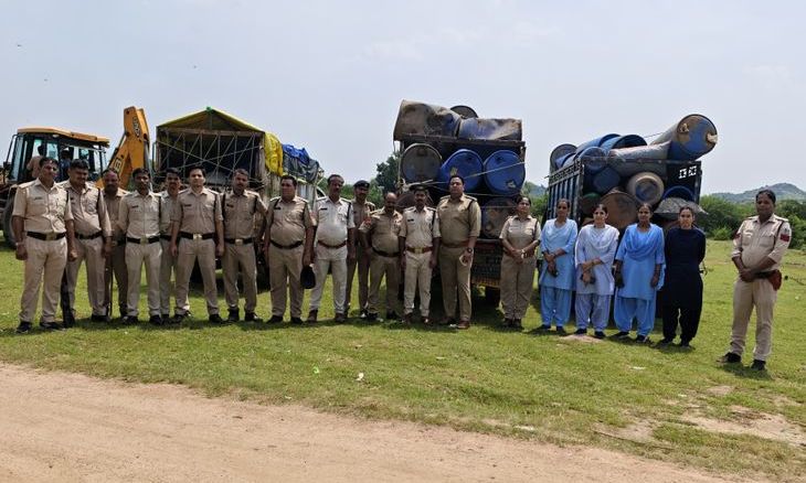 दतिया में आबकारी और पुलिस का बड़ा एक्शन: सेरसा डेरे पर दबिश देकर 7 हजार लीटर लाहन और कच्ची शराब नष्ट
