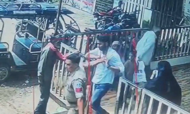 गुना जिला अस्पताल में हंगामा: हेड कांस्टेबल पर ओपीडी ऑपरेटर का कॉलर पकड़कर खींचने का आरोप