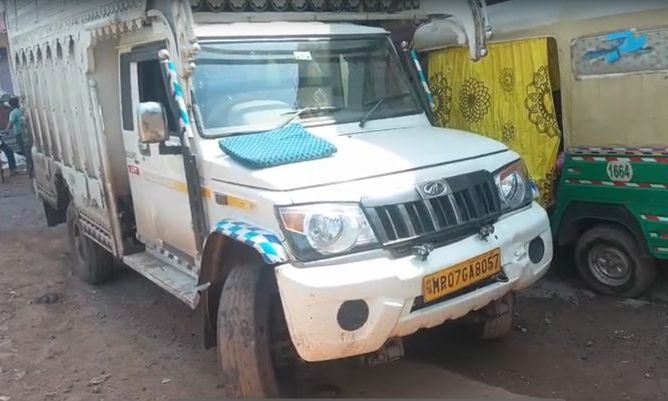 गुना: नानाखेड़ी-कोल्हूपुरा पुलिया पर अनियंत्रित पिकअप ने स्कूटर को रौंदा, टला बड़ा हादसा