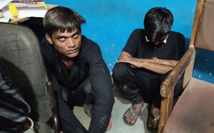 भितरवार में केबल चोरी करते दबोचे गए दो युवक, किसानों ने रंगेहाथ पकड़कर पुलिस को सौंपा