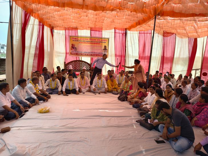 दतिया में पुराने शिक्षकों का हल्ला बोल: टीईटी छूट और पुरानी पेंशन बहाली को लेकर एक दिन की भूख हड़ताल