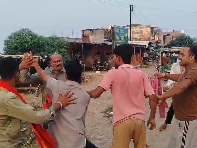 शिवपुरी में बस रुकवाकर चालक और परिचालक से मारपीट, बेल्ट से पीटने का वीडियो आया सामने