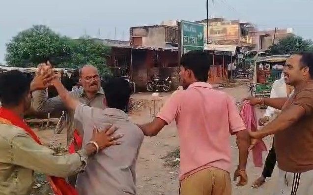 शिवपुरी में बस रुकवाकर चालक और परिचालक से मारपीट, बेल्ट से पीटने का वीडियो आया सामने
