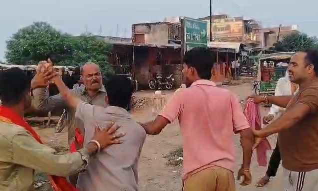 शिवपुरी में बस रुकवाकर चालक और परिचालक से मारपीट, बेल्ट से पीटने का वीडियो आया सामने