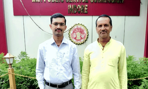 भिंड के किसान पुत्र पवन ने रचा इतिहास, कड़े संघर्ष के बाद एमपीपीएससी में हासिल की सातवीं रैंक