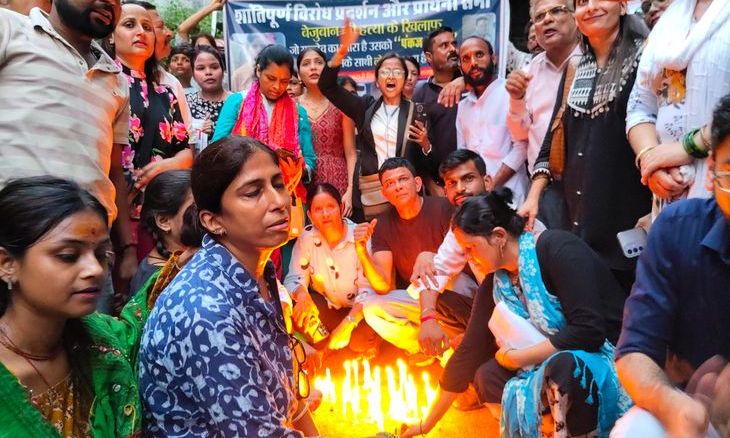 ग्वालियर में बेजुबान की नृशंस हत्या पर फूटा गुस्सा, पशु प्रेमियों ने निकाला कैंडल मार्च