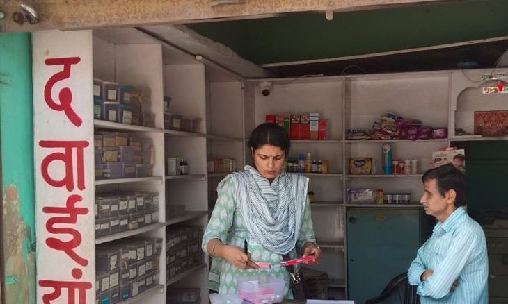 भिंड में औषधि विभाग की कार्रवाई: आशी मेडिकल स्टोर बंद कराया, दो अन्य को थमाए नोटिस