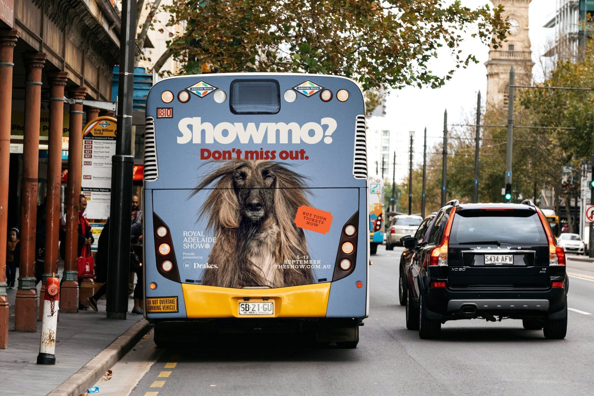 Showmo branding on a bus back