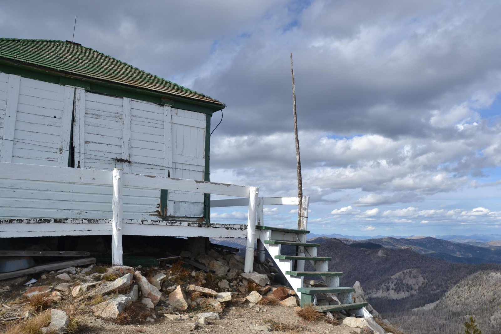 A shack on the side of a mountain | Stanley Chamber