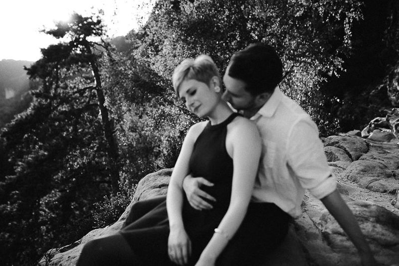 Authentische Paarfotos bei Sonnenuntergang