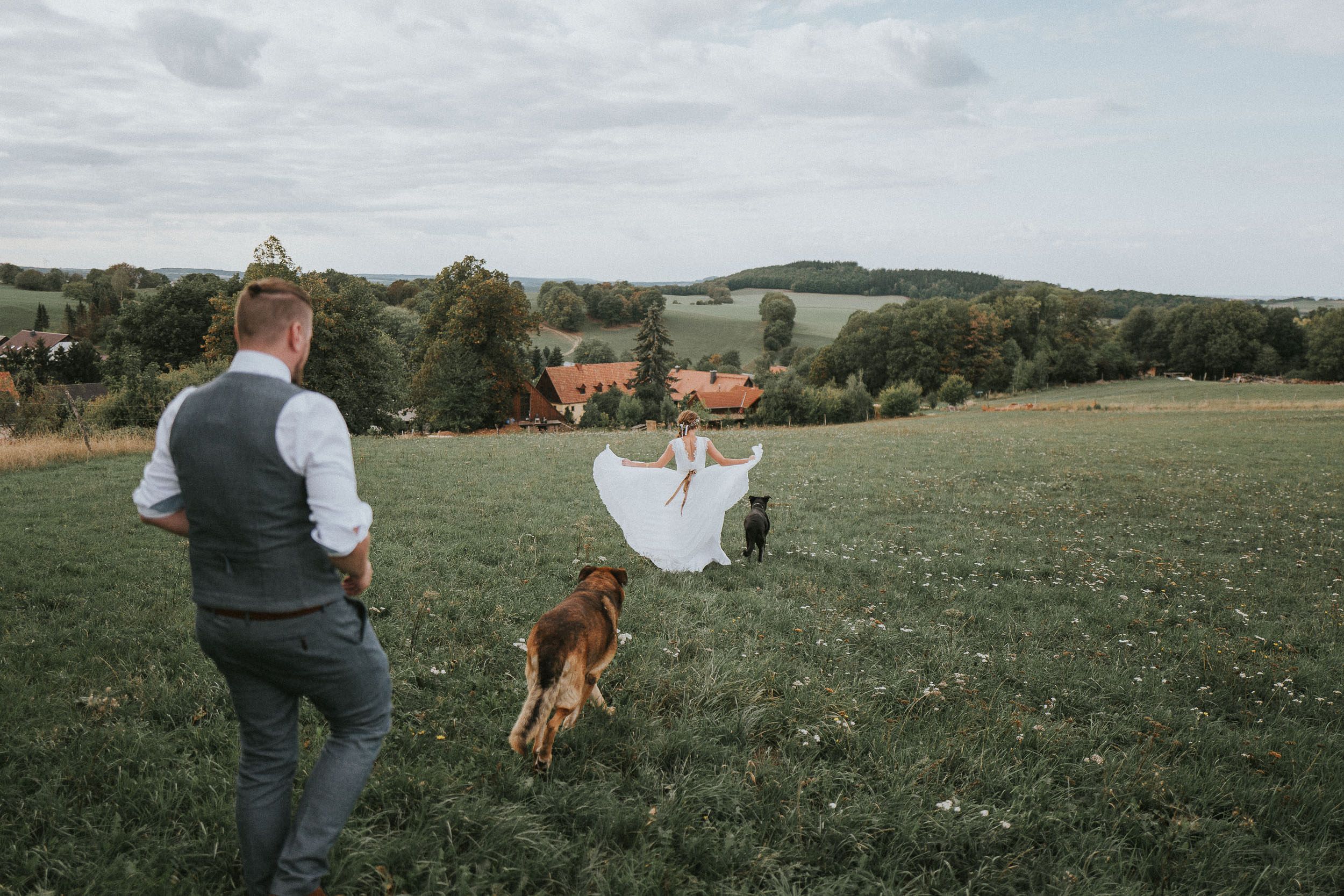 Brautpaarshooting Altena: Natürliche Hochzeitsfotos – Hochzeitsfotograf Tim Schneider