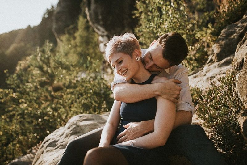 Paar beim Spaziergang in der Sächsischen Schweiz