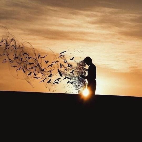 גבר מחבק דמות מתפוגגת של אישה