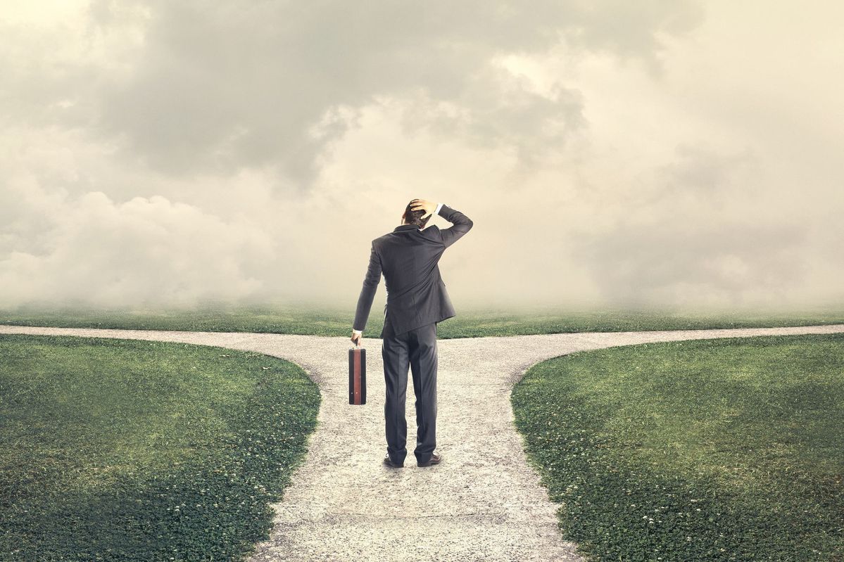 איש עסקים בצומת דרכים 