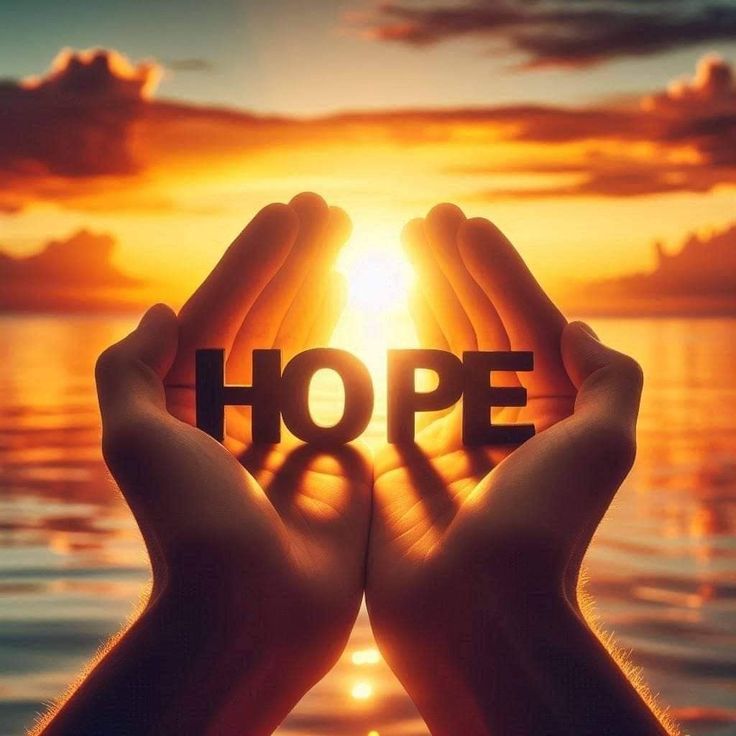 שתי ידיים על רקע שקיעה שביניהם המילה תקווה HOPE