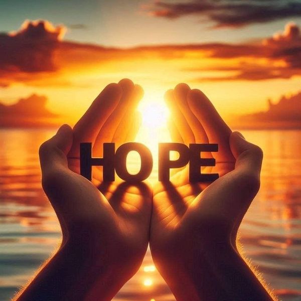 שתי ידיים על רקע שקיעה שביניהם המילה תקווה HOPE