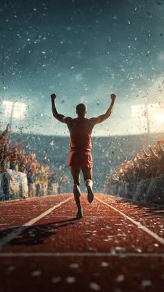 אדם מרים ידיים בתחושת ניצחון 