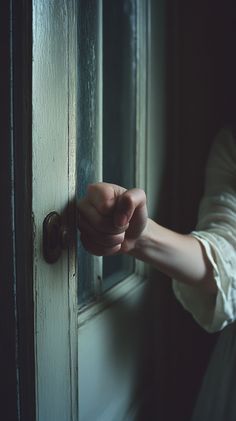 אדם מנסה לפתוח דלת 