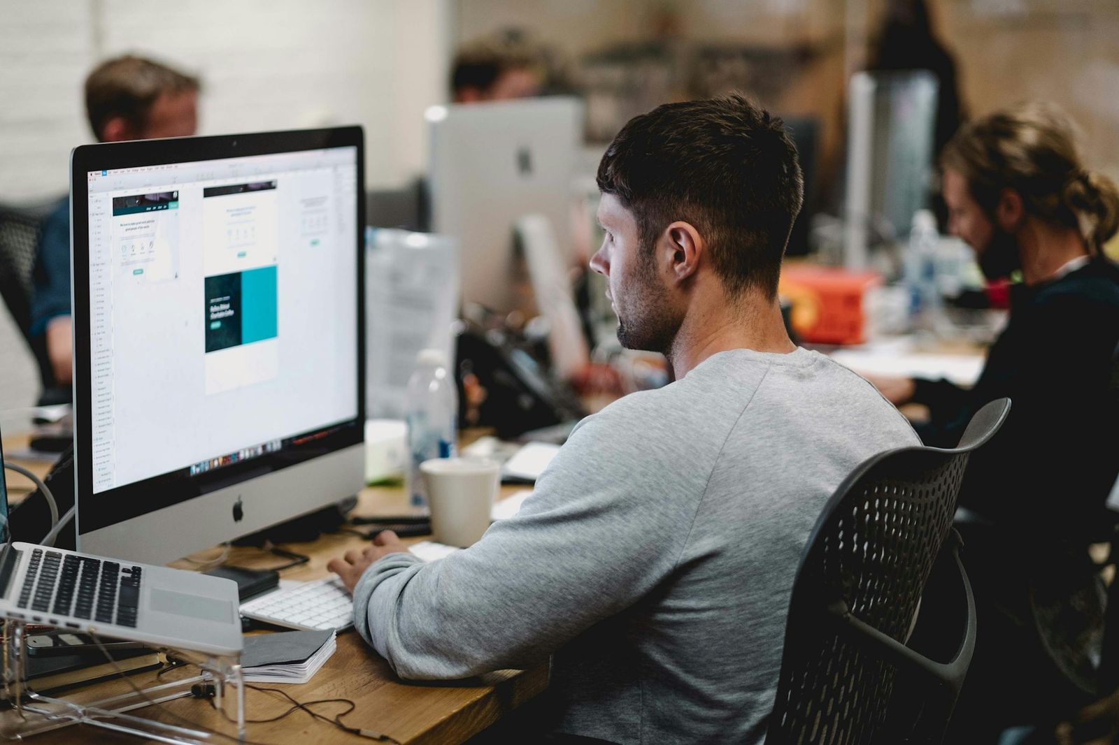 O persoană analizează un website pe ecran — designul exprimă claritatea, nu o înlocuiește