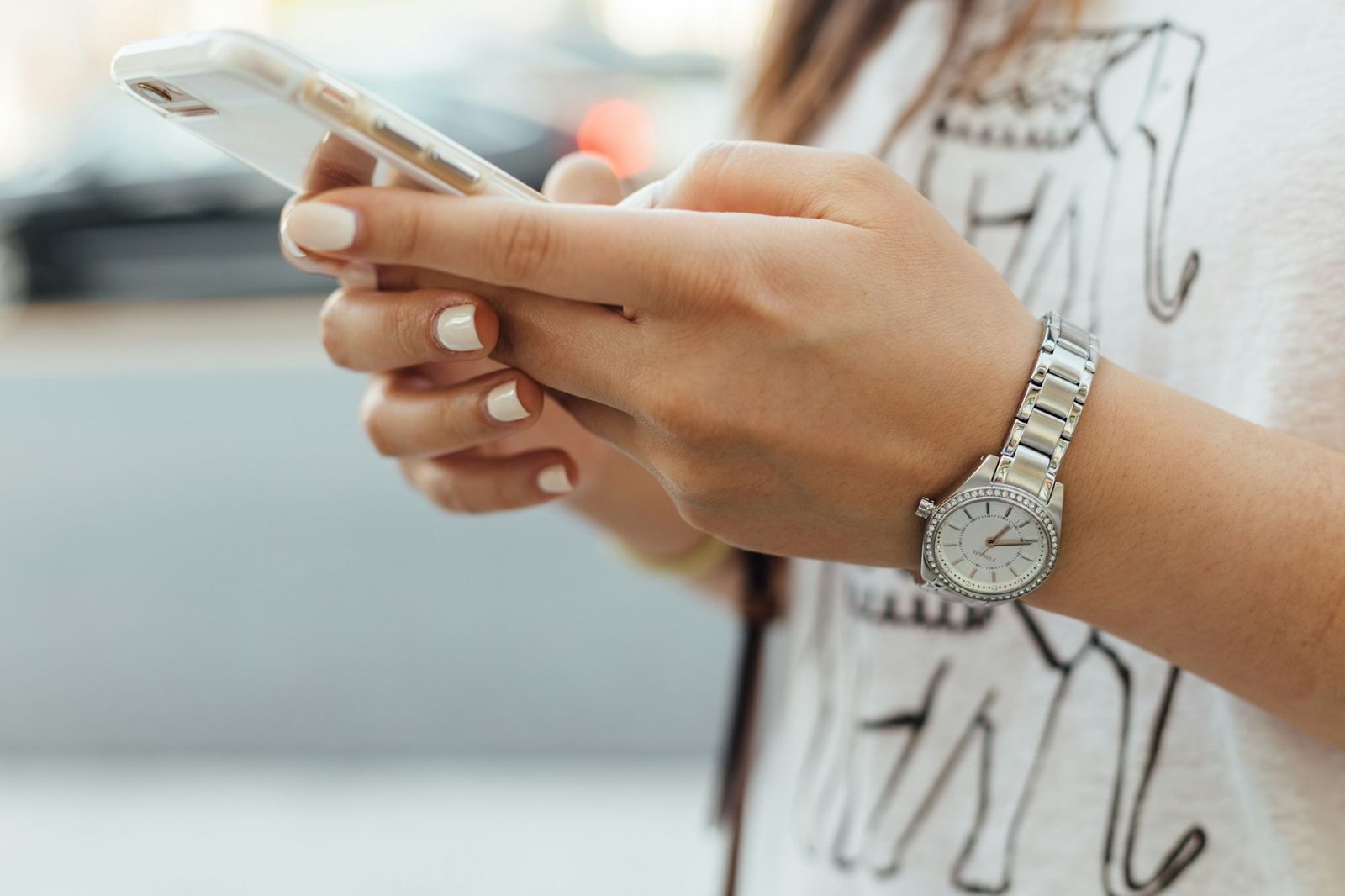 Persoană accesând informații de pe telefon — experiența mobilă