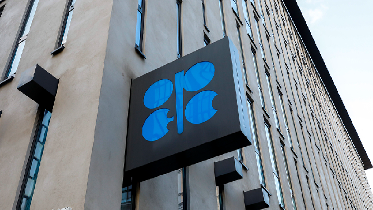Oil's Shifting Horizon: Why a Forecast Change Matters for Global Pockets