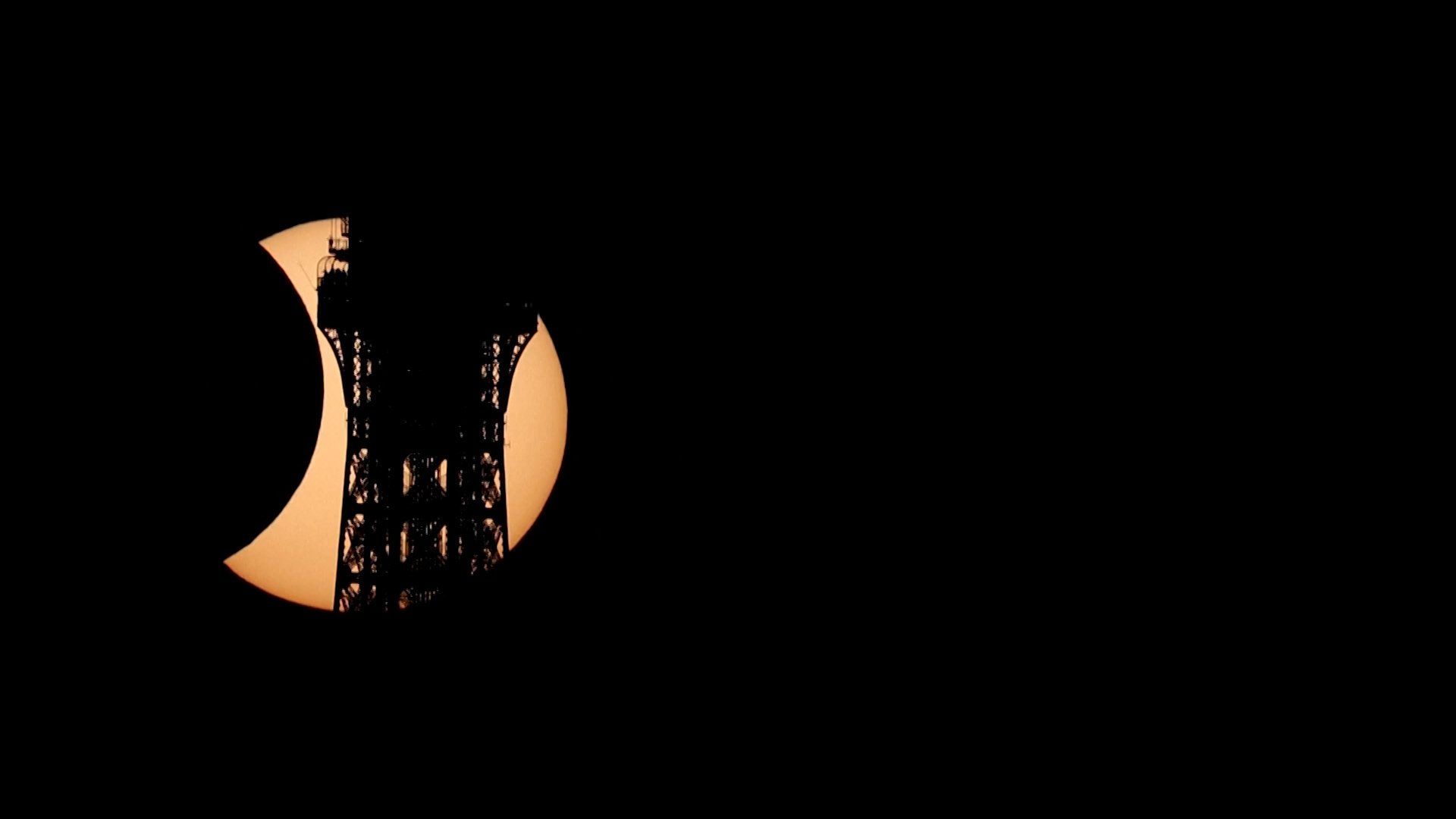 Eclipsed by Global Events, Parisians Find Momentary Unity