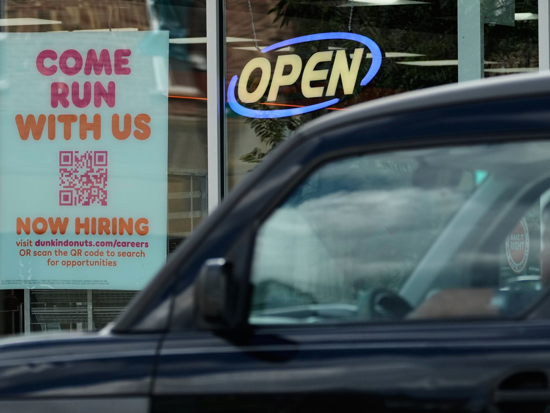US Job Growth Slows Amid Leisure and Hospitality Sector Decline