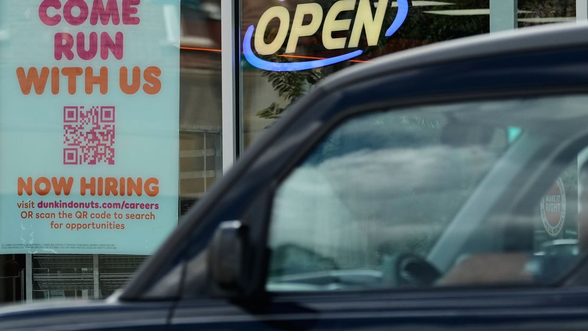 US Job Growth Slows Amid Leisure and Hospitality Sector Decline