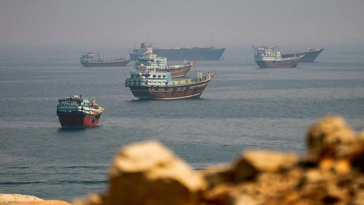 Tankers Flood the Strait While Iranian Ports Stay Empty