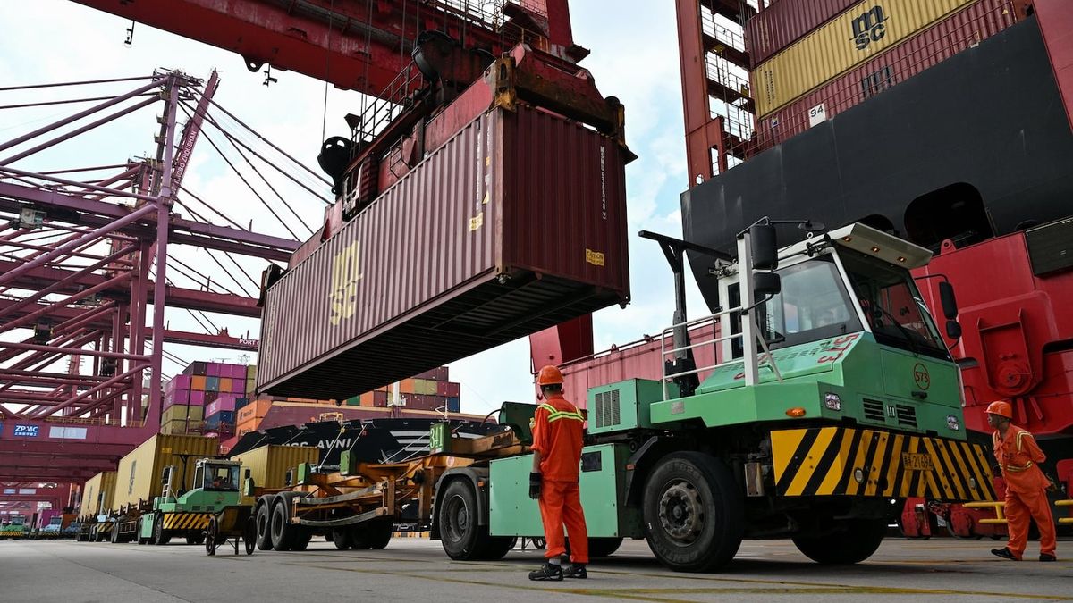 Factory Floors Thrive While Homeowners Lose: The Hidden Tradeoff Behind China’s Export Surge