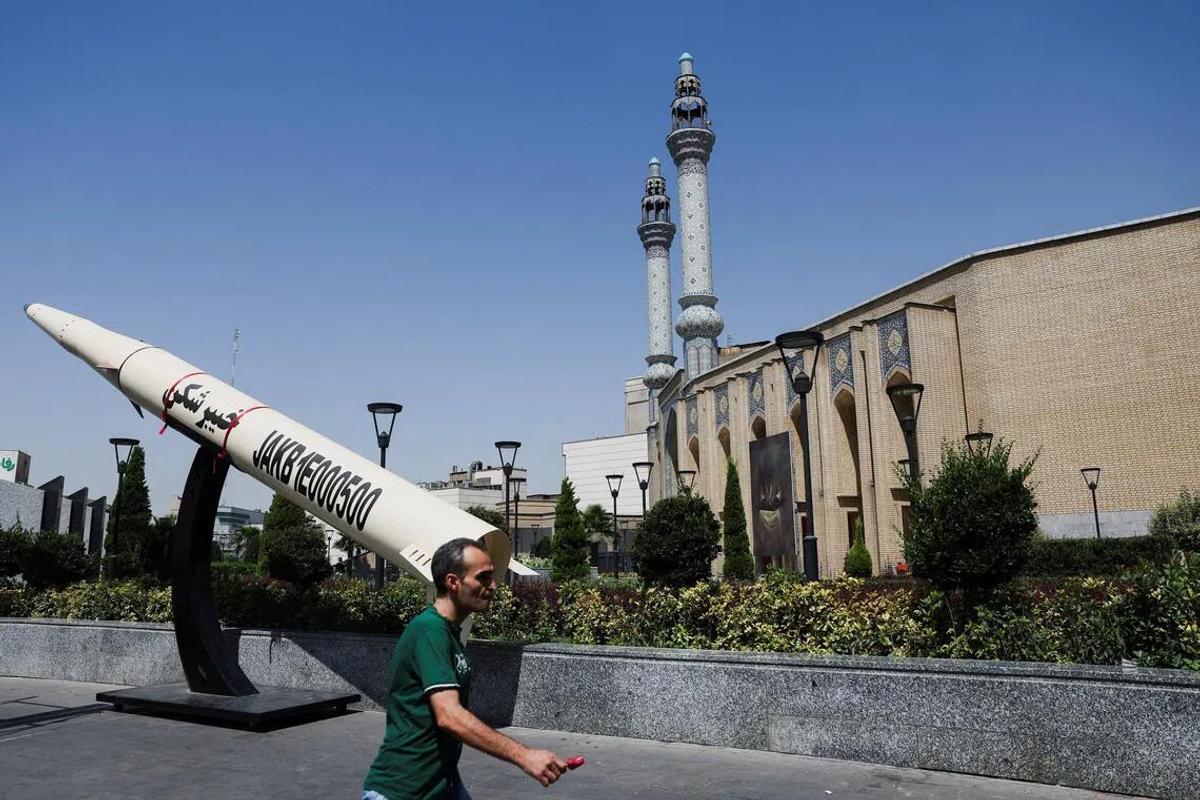 US-Iran Escalation Amidst Negotiations: A High-Stakes Geopolitical Gambit