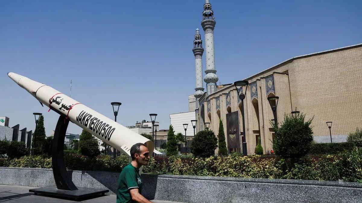 US-Iran Escalation Amidst Negotiations: A High-Stakes Geopolitical Gambit