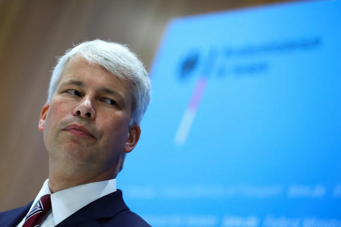 Germany's Broken Tracks: The Commuter's Daily Struggle Against Corporate Targets