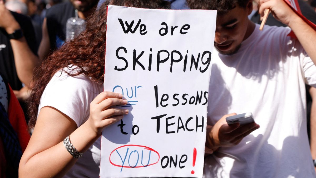 Tunisia’s Streets Speak: Workers, Doctors, and Lawyers Challenge Saied’s Grip