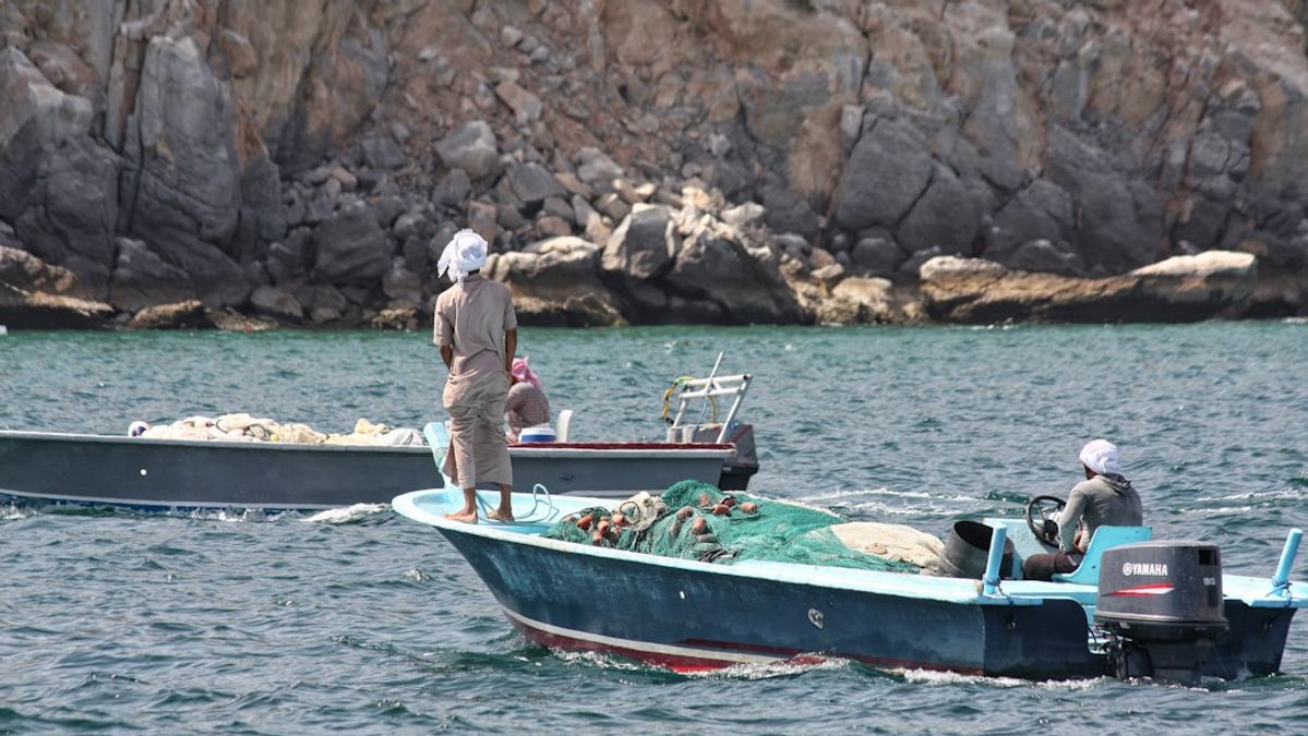 Escalating Tensions in the Strait of Hormuz: US Strikes and Fragile Ceasefire Amidst Stalled Iran Negotiations