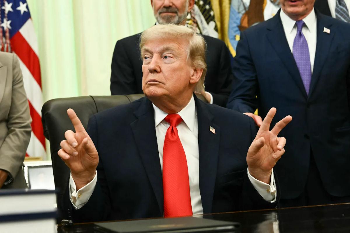 Trump's Iran Reversal: Brinkmanship, Deal Claims, and Regional Volatility
