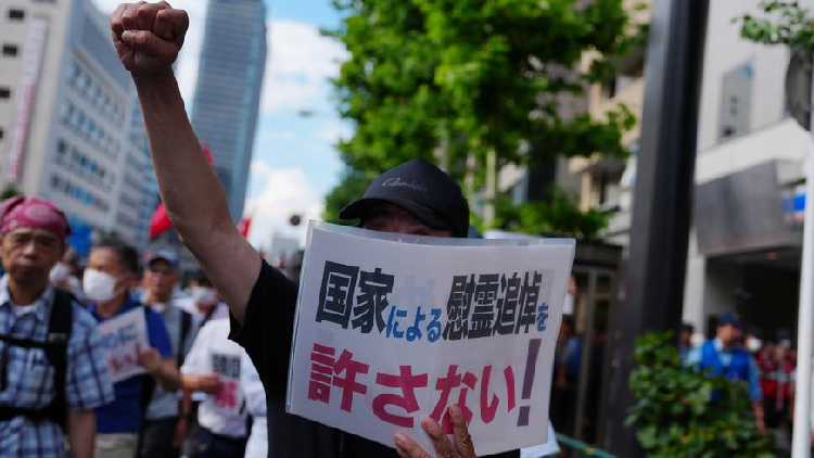 Japan's Premier Honors War Dead, Rekindling Asia's Unhealed Wounds