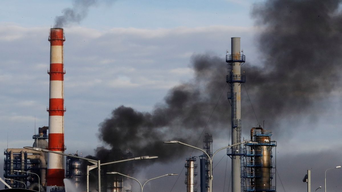 America's Fuel Bill, Ukraine's Fight: A Ceasefire Nobody Asked For