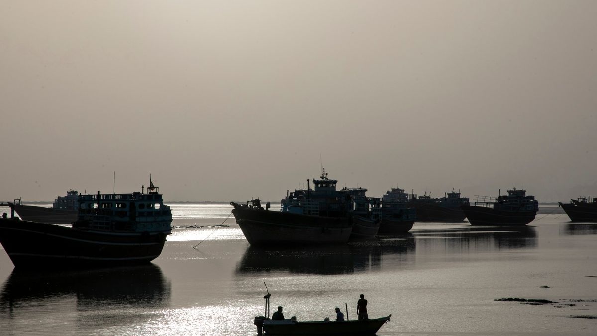 Gulf Tensions Soar: Iran, US Exchange Strikes Amid Diplomatic Deadlock