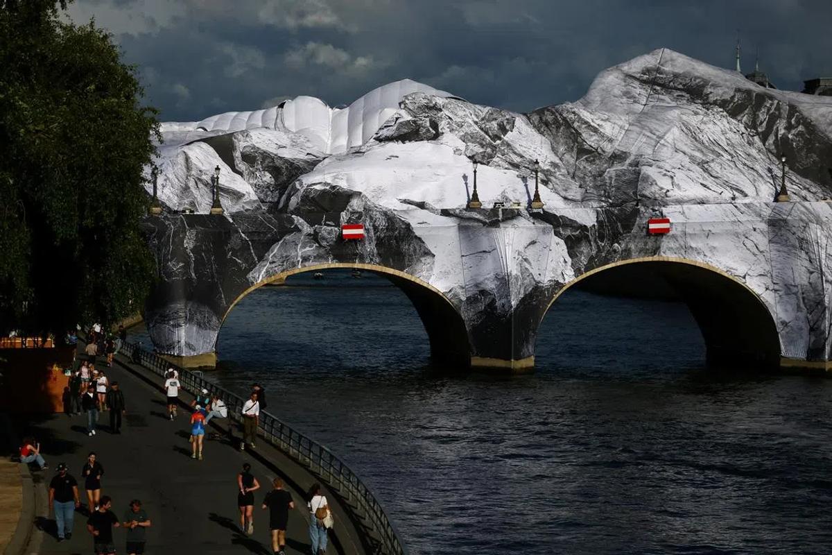 JR's Paris Pont Neuf Installation Delayed: A Symbolic Setback for French Art and Diplomacy