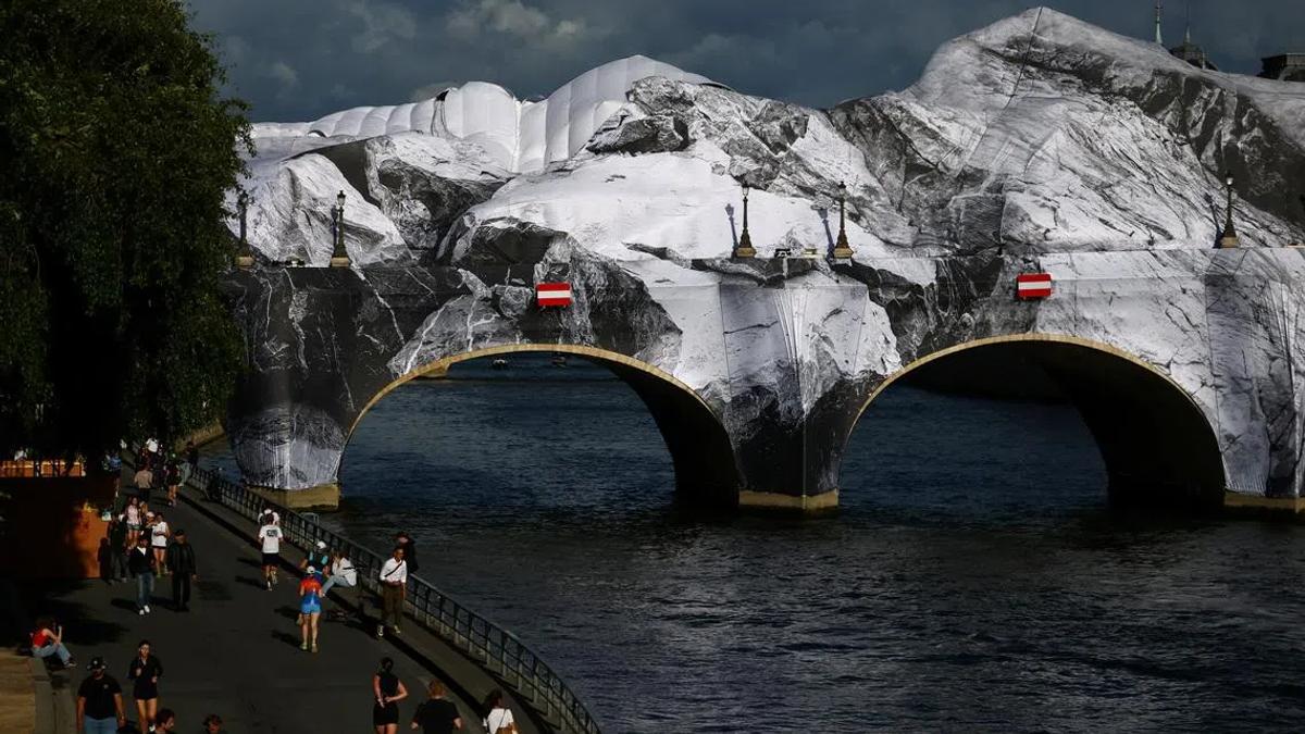 JR's Paris Pont Neuf Installation Delayed: A Symbolic Setback for French Art and Diplomacy