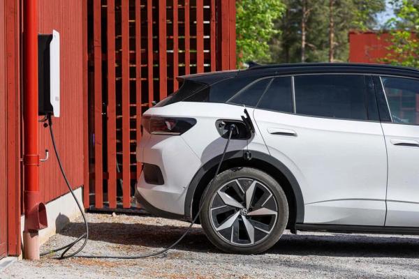 Sweden's 'Battery on Wheels' Revolutionizes Home Power