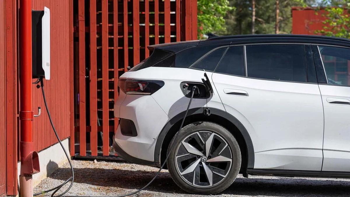 Sweden's 'Battery on Wheels' Revolutionizes Home Power