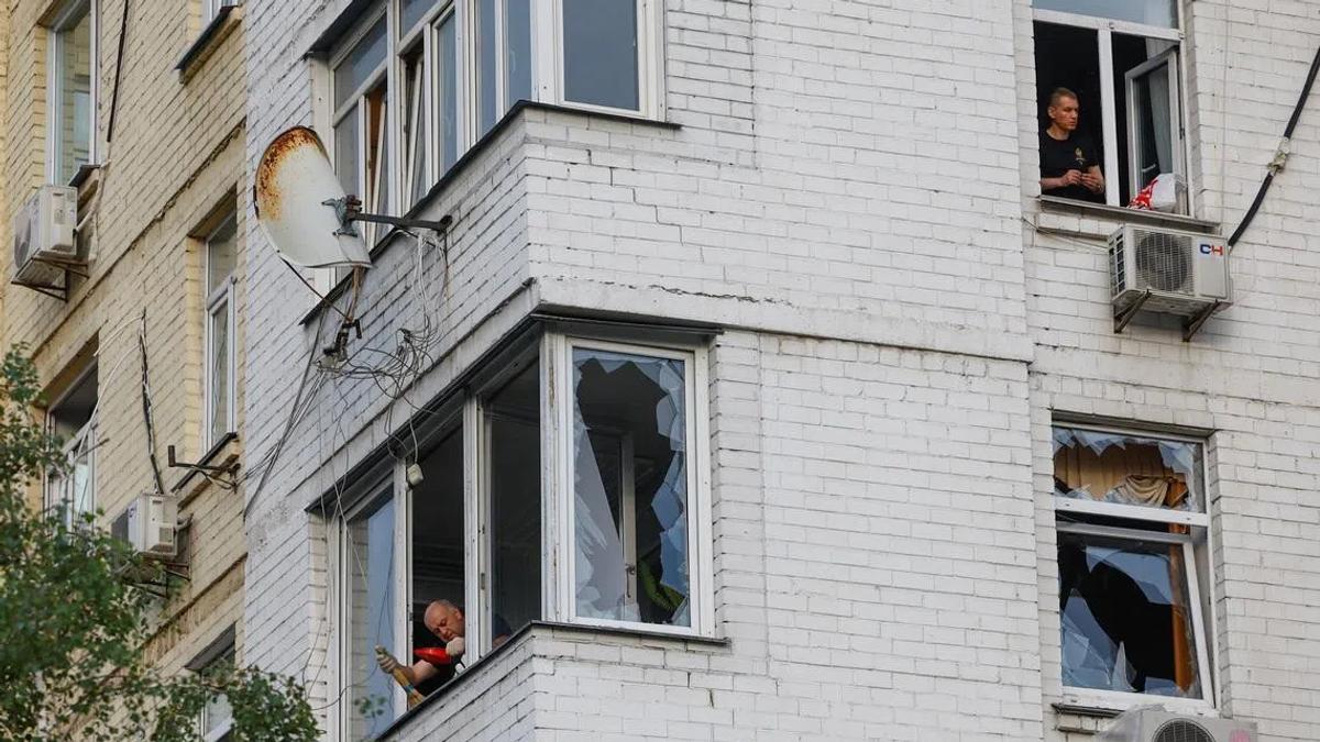Russia Intensifies Kyiv Strikes Amid Ukraine's Air Defense Shortages