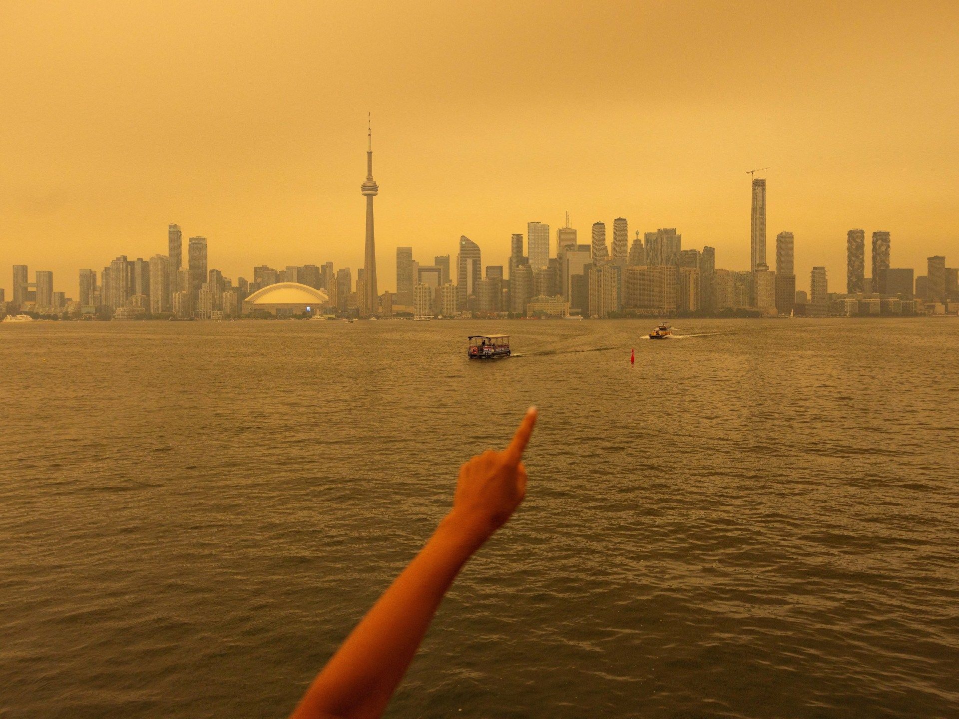 Wildfire Smoke Engulfs Toronto, Threatens US Cities: A Geopolitical Analysis