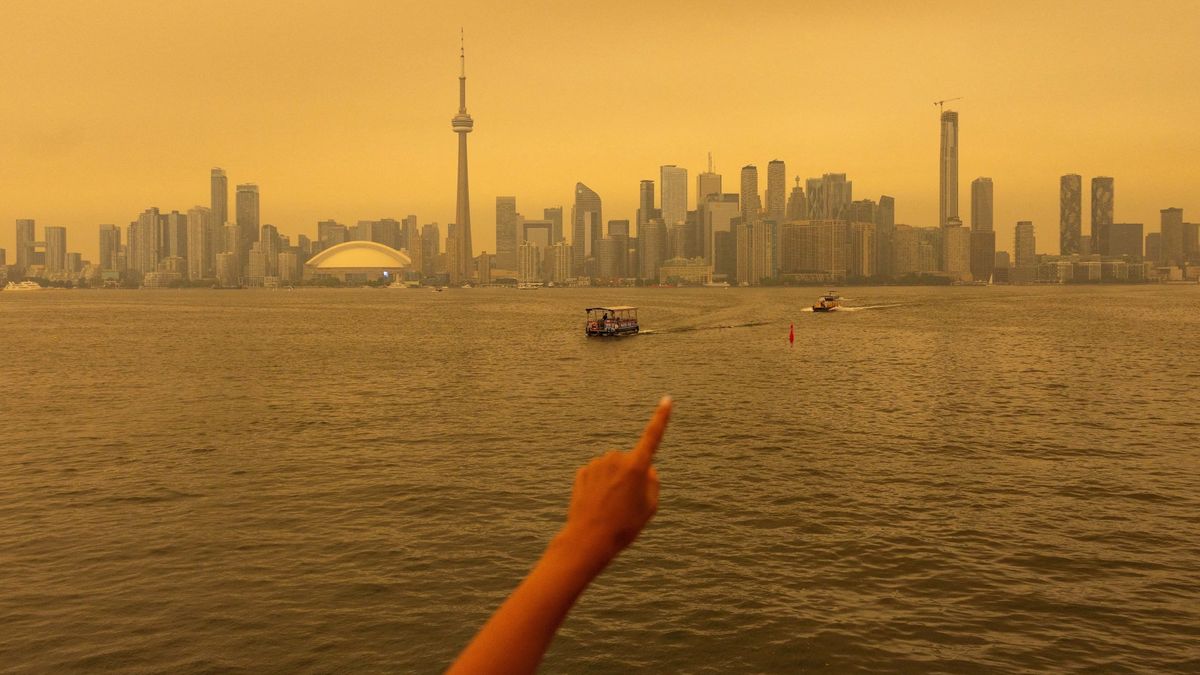 Wildfire Smoke Engulfs Toronto, Threatens US Cities: A Geopolitical Analysis