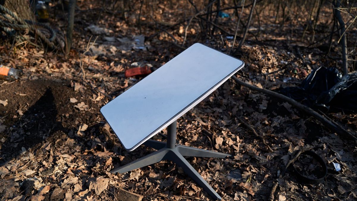 When the Internet Goes Dark: Ukrainian Soldiers Stumble Without Starlink