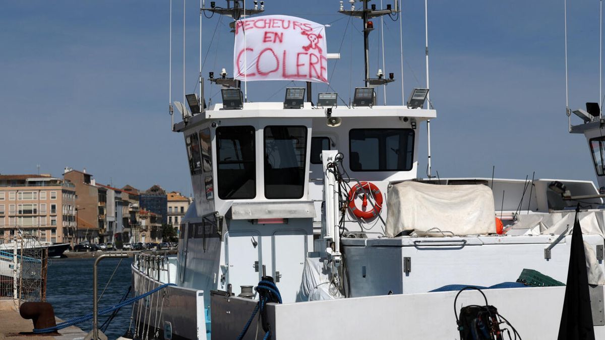 Fuel‑Starved Fishermen Anchor France’s Budget Crisis