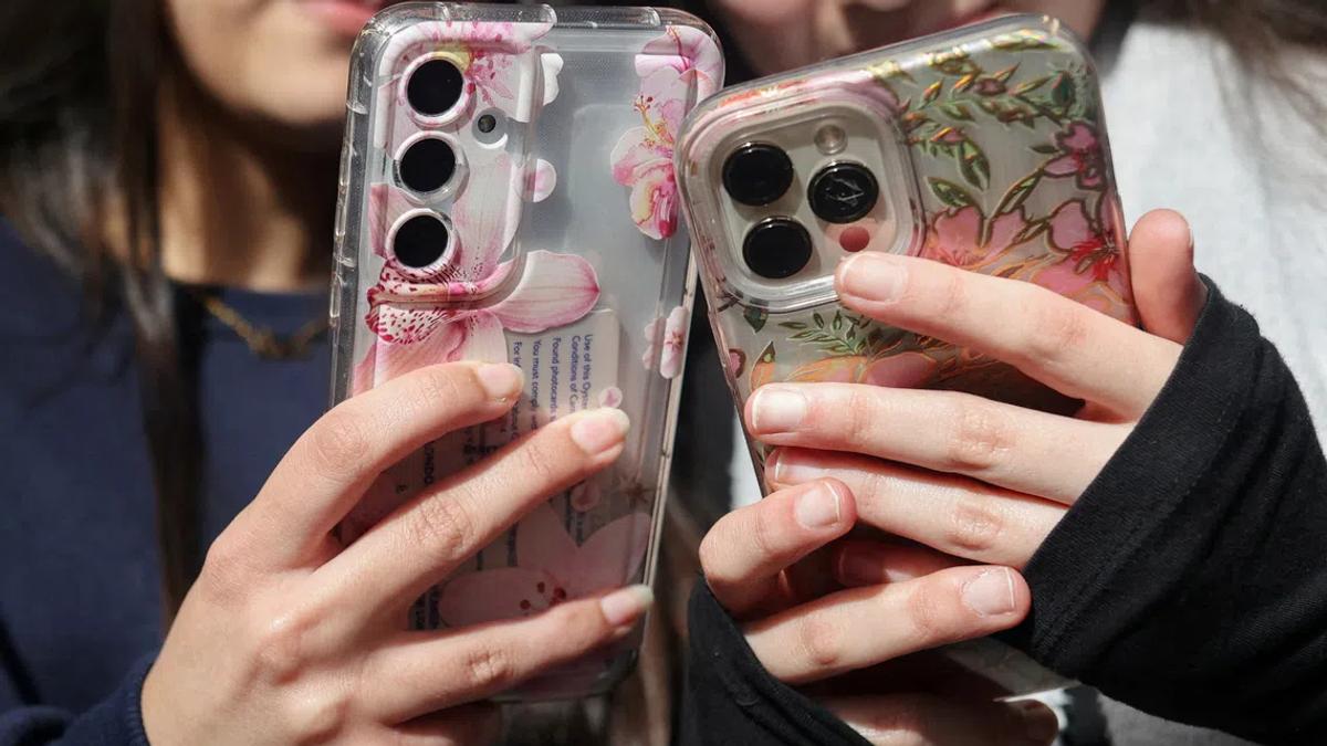 The Digital Lockout: Britain's Teenagers Resist Social Media Curfew